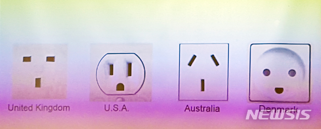 【덴마크 코펜하겐=뉴시스】인진연 기자 = 덴마크 에프터스콜레 협회의 수네 코베뢰 협력연락관이 덴마크의 행복 지수를 전기콘센트에 비교한 모습. 2018.09.30 inphoto@newsis.com