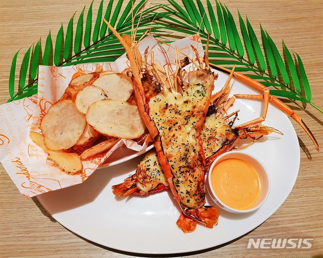 홀리데이 인 인천 송도 '수라채 다이닝'의 '폴 인 크랩 & 프라운 프로모션' 중 '치즈 버터 자이언트 새우구이'
