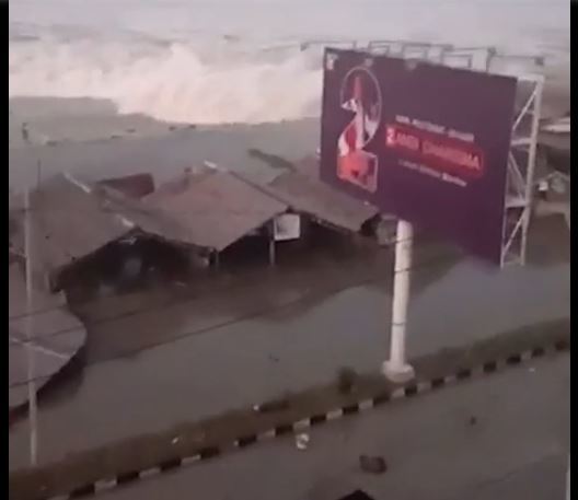 【서울=뉴시스】 인도네시아 술라웨시 섬 팔루 지역에 28일 강진 발생 후 쓰나미가 밀어닥치고 있다. <사진출처: 자카르타포스트> 2018.09.30