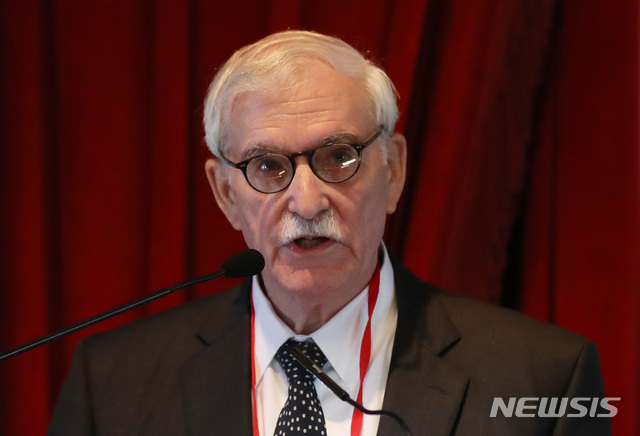 【뉴욕(미국)=뉴시스】 특별취재단 김진아 기자 = 29일(현지시각) 미국 뉴욕 컬럼비아 대학에서 열린 ‘2018 국제 평화포럼 : 한반도의 평화와 번영’에서 레온 시걸 미국사회과학연구위원회 동북아안보협력프로젝트 국장이 기조연설을 하고 있다. 2018.09.29. bluesoda@newsis.com