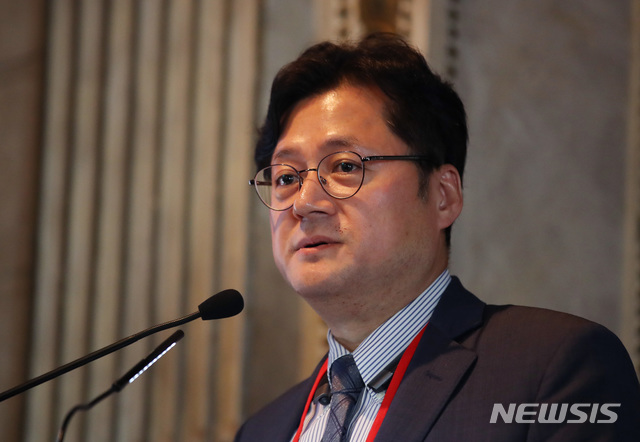 【뉴욕(미국)=뉴시스】 특별취재단 김진아 기자 = 29일(현지시각) 미국 뉴욕 컬럼비아대학에서 열린 ‘2018 국제 평화포럼 : 한반도의 평화와 번영’에서 홍익표 더불어민주당 의원이 기조연설을 하고 있다. 2018.09.29. bluesoda@newsis.com