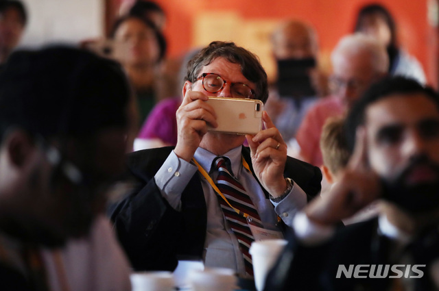 【뉴욕(미국)=뉴시스】 특별취재단 김진아 기자 = 29일(현지시각) 미국 뉴욕 컬럼비아 대학에서 열린 ‘2018 국제 평화포럼 : 한반도의 평화와 번영’에서 참석자들이 리기호 북한 유엔대표부 참사관이 태형철 김일성종합대학 총장의 기조연설을 대독하는 모습을 촬영하고 있다. 2018.09.29. bluesoda@newsis.com