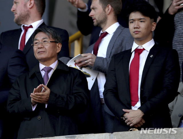 [울버햄튼=AP/뉴시스] 사우샘프턴을 소유했던 중국 부동산 재벌 가오지셩(왼쪽)이 지난 2018년 9월 30일 열린 울버햄튼과 경기를 지켜보고 있다. 가오지셩은 5일 자신이 갖고 있던 구단 주식 80%를 처분했다. 2022.01.05.