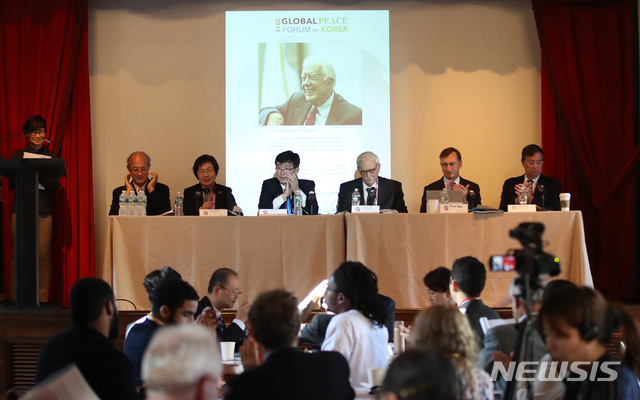 【뉴욕(미국)=뉴시스】 특별취재단 김진아 기자 = 29일(현지시각) 미국 뉴욕 컬럼비아 대학에서 열린 ‘2018 국제 평화포럼 : 한반도의 평화와 번영’에서 지미 카터 전 미국 대통령의 축사가 화면에 나오고 있다. 2018.09.29. bluesoda@newsis.com