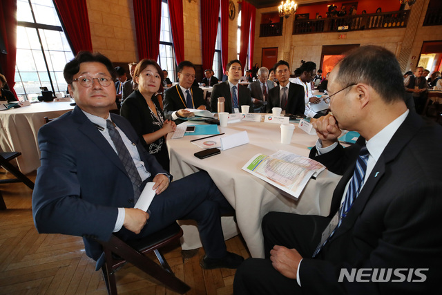 【뉴욕(미국)=뉴시스】 특별취재단 김진아 기자 = 29일(현지시각) 미국 뉴욕 컬럼비아 대학에서 열린 ‘2018 국제 평화포럼 : 한반도의 평화와 번영’에서 홍익표·이재정 더불어민주당 의원을 비롯한 참석자들이 기조연설을 경청하고 있다. 2018.09.29. bluesoda@newsis.com