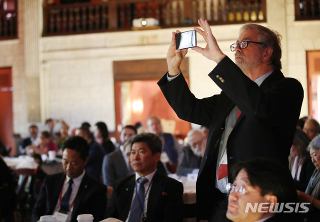 【뉴욕(미국)=뉴시스】 특별취재단 김진아 기자 = 29일(현지시각) 미국 뉴욕 컬럼비아 대학에서 열린 ‘2018 국제 평화포럼 : 한반도의 평화와 번영’에서 참석자들이 기조연설을 촬영하고 있다. 2018.09.29. bluesoda@newsis.com