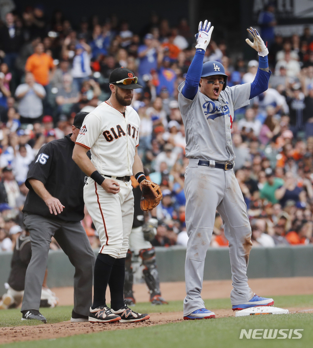【샌프란시스코=AP/뉴시스】 LA 다저스의 매니 마차도(사진 오른쪽)가 30일(한국시간) 미국 캘리포니아주 샌프란시스코의 AT&T 파크에서 열린 2018 메이저리그(MLB) 샌프란시스코 자이언츠와의 경기에서 8회초 적시 3루타를 때려낸 뒤 기뻐하고 있다.