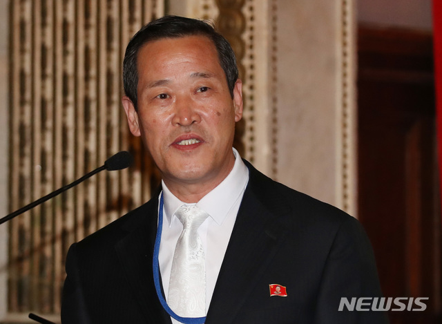 【뉴욕(미국)=뉴시스】 특별취재단 김진아 기자 = 29일(현지시각) 미국 뉴욕 컬럼비아대학에서 열린 ‘2018 국제 평화포럼 : 한반도의 평화와 번영’ 만찬행사에서 김성 북한 유엔대표부 대사가 건배사를 하고 있다. 2018.09.30. bluesoda@newsis.com