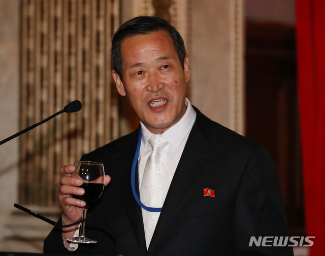 【뉴욕(미국)=뉴시스】 특별취재단 김진아 기자 = 29일(현지시각) 미국 뉴욕 컬럼비아대학에서 열린 ‘2018 국제 평화포럼 : 한반도의 평화와 번영’ 만찬행사에서 김성 북한 유엔대표부 대사가 건배사를 하고 있다. 2018.09.30.&nbsp; bluesoda@newsis.com 