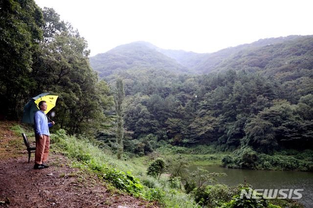 【서울=뉴시스】박진희 기자 = 문재인 대통령이 29일 오전 경남 양산시 사저 뒷산에서 산책을 하던 중 저수지를 바라보며 생각에 잠겨 있다. 2018.09.30. (사진=청와대 제공) photo@newsis.com