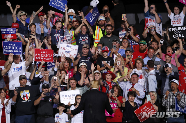 트럼프 "김정은과 나는 서로 사랑에 빠졌다" 