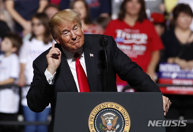 트럼프 "김정은과 나는 서로 사랑에 빠졌다" 