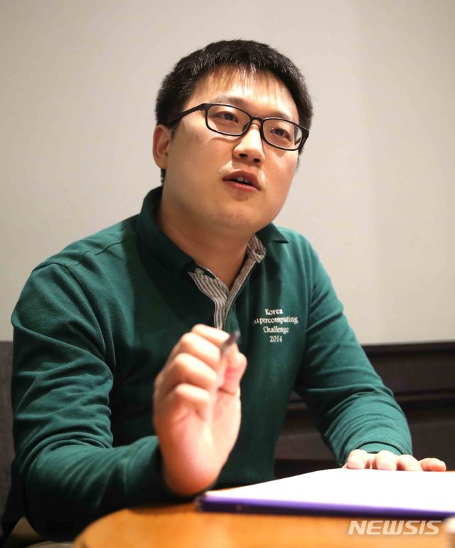 【서울=뉴시스】김선웅 기자 = 곰탕집 성추행 사건 1심 판결에 대한 규탄 집회를 예고한 인터넷 카페 '당신의 가족과 당신의 삶을 지키기 위하여(당당위)' 운영자 김재준 씨가 28일 서울 동대문구 청량리역 인근 한 카페에서 뉴시스와 인터뷰를 하고 있다. 2018.09.30. mangusta@newsis.com