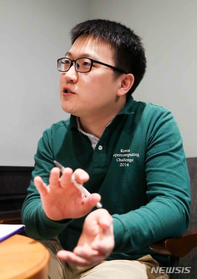 【서울=뉴시스】김선웅 기자 = 곰탕집 성추행 사건 1심 판결에 대한 규탄 집회를 예고한 인터넷 카페 '당신의 가족과 당신의 삶을 지키기 위하여(당당위)' 운영자 김재준 씨가 28일 서울 동대문구 청량리역 인근 한 카페에서 뉴시스와 인터뷰를 하고 있다. 2018.09.30. mangusta@newsis.com