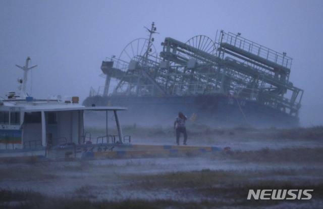 【 요나바루=AP/뉴시스】일본 오키나와 현 요나바루에서 29일 태풍 짜미의 영향으로 강풍과 폭우가 내리면서 항만에 정박해 있던 배 한 척이 옆으로 기울어져 있다. 2018.09.30