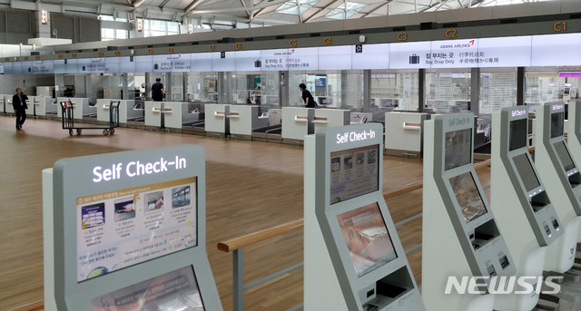 【인천공항=뉴시스】홍찬선 기자 = 아시아나항공이 오는 10월1일부터 인천공항 1터미널 동편 A, B, C 카운터로 이전한다. 30일 오전 아시아나가 이전할 동편 카운터에 관계자들이 막바지 공사를 진행하고 있다. 2018.09.30. mania@newsis.com