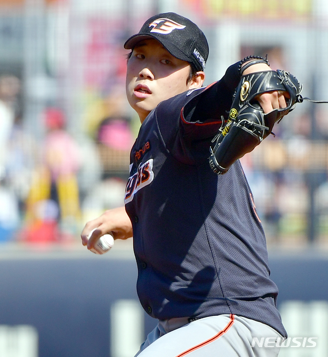 【광주=뉴시스】류형근 기자 = 30일 오후 광주 북구 광주-기아챔피언스필드에서 열린 2018프로야구 KIA 타이거즈 대 한화 이글스의 경기, 1회말 무사에서 한화 선발투수 김성훈이 역투하고 있다. 2018.09.30. hgryu77@newsis.com