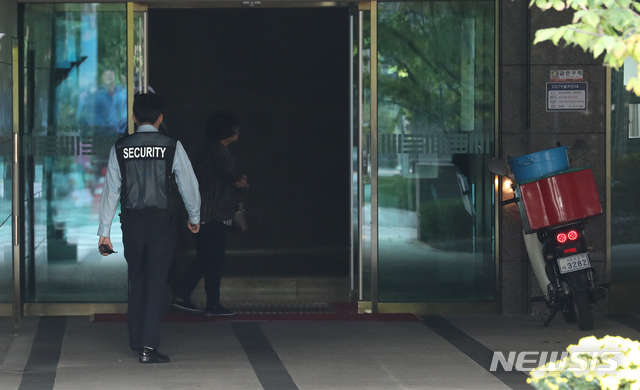 【서울=뉴시스】 조성봉 기자 = 서울중앙지검 사법농단 수사팀이 30일 오후 서울 종로구에 위치한 고영한 전 대법관의 자택에 대해 압수수색을 하고 있는 가운데 경비원이 외부인들의 출입을 차단하고 있다. 2018.09.30suncho21@newsis.com