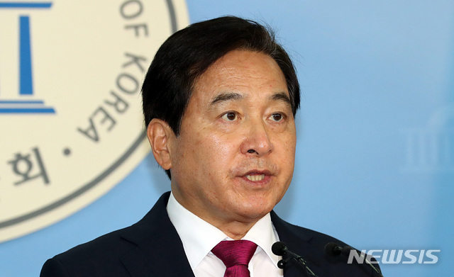 【서울=뉴시스】이종철 기자 = 자유한국당 심재철의원이 30일 오후 서울 여의도 국회 정론관에서 새로운 자료를 내놓고 청와대의 해명에 반박하는 기자회견을 하고 있다. 2018.09.30. jc4321@newsis.com