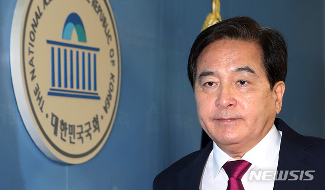 【서울=뉴시스】이종철 기자&nbsp; = 자유한국당 심재철의원이 30일 오후 서울 여의도 국회 정론관에서 새로운 자료를 내놓고 청와대의 해명에 반박하는 기자회견을 한뒤 심각한 표정으로 회견장을 나가고 있다. 2018.09.30.jc4321@newsis.com