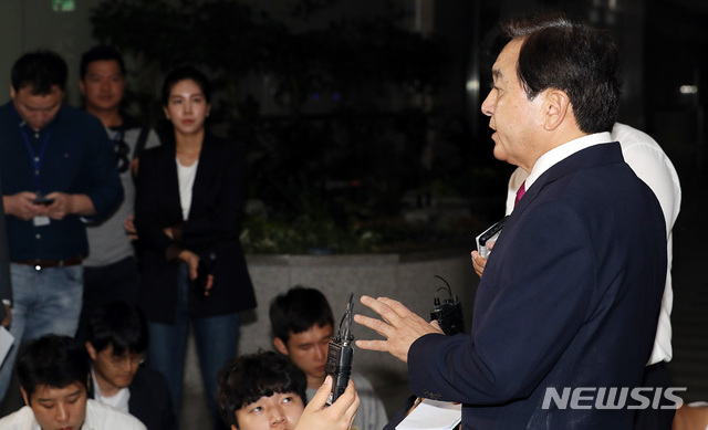 【서울=뉴시스】이종철 기자&nbsp; = 자유한국당 심재철의원이 30일 오후 서울 여의도 국회 정론관에서 새로운 자료를 내놓고 청와대의 해명에 반박하는 기자회견을 한뒤 기자들의 질문에 답하고 있다. 2018.09.30.jc4321@newsis.com