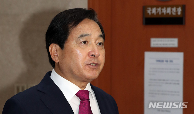 【서울=뉴시스】이종철 기자 = 자유한국당 심재철의원이 30일 오후 서울 여의도 국회 정론관에서 새로운 자료를 내놓고 청와대의 해명에 반박하는 기자회견을 한뒤 기자들의 질문에 답하고 있다. 2018.09.30. jc4321@newsis.com