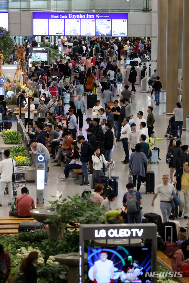 【인천공항=뉴시스】홍찬선 기자 = 올 추석연휴(9.22~26)와 주말을 이용해 해외여행에 나섰던 여행객들이 30일 일상으로 복귀하기 위해 인천공항으로 귀국하고 있다. 인천공항공사는 이날에만 10만6000여명 입국할 것으로 전망했다. 2018.09.30. mania@newsis.com