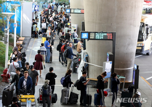 【인천공항=뉴시스】홍찬선 기자 = 올 추석연휴(9.22~26)와 주말을 이용해 해외여행에 나섰던 여행객들이 30일 일상으로 복귀하기 위해 인천공항으로 귀국, 버스를 기다리고 있다. 인천공항공사는 이날에만 10만6000여명 입국할 것으로 전망했다. 2018.09.30. mania@newsis.com