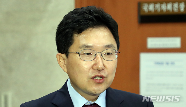 【서울=뉴시스】이종철 기자 = 조강특위 위원장인 김용태 자유한국당 사무총장이 30일 오후 서울 여의도 국회 정론관앞에서 기자들과 만나 전원책 변호사 영입과 관련 설명을 하고 있다. 2018.09.30.jc4321@newsis.com
