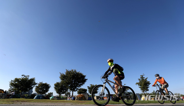 【서울=뉴시스】추상철 기자 = 완연한 가을 날씨를 보인 30일 오후 서울 서초구 반포한강공원에서 시민들이 파란 가을하늘 아래 자전거를 타고 있다. 2018.09.30. scchoo@newsis.com