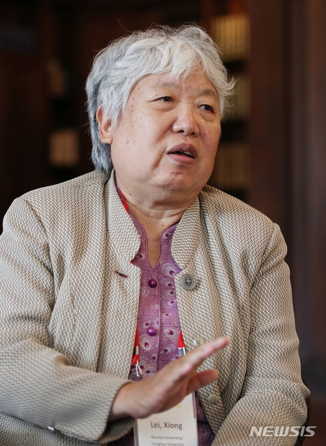 【뉴욕(미국)=뉴시스】 특별취재단 김진아 기자 = 30일(현지시각) 미국 뉴욕 컬럼비아대학에서 열린 ‘2018 국제 평화포럼 : 한반도의 평화와 번영’에서 시옹 레이 인민대 초빙교수가 특별취재단과 인터뷰를 하고 있다. 2018.10.01. bluesoda@newsis.com