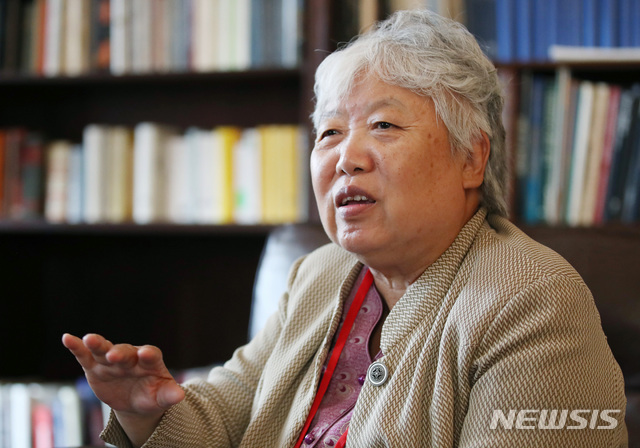 【뉴욕(미국)=뉴시스】 특별취재단 김진아 기자 = 30일(현지시각) 미국 뉴욕 컬럼비아대학에서 열린 ‘2018 국제 평화포럼 : 한반도의 평화와 번영’에서 시옹 레이 인민대 초빙교수가 특별취재단과 인터뷰를 하고 있다. 2018.10.01. bluesoda@newsis.com