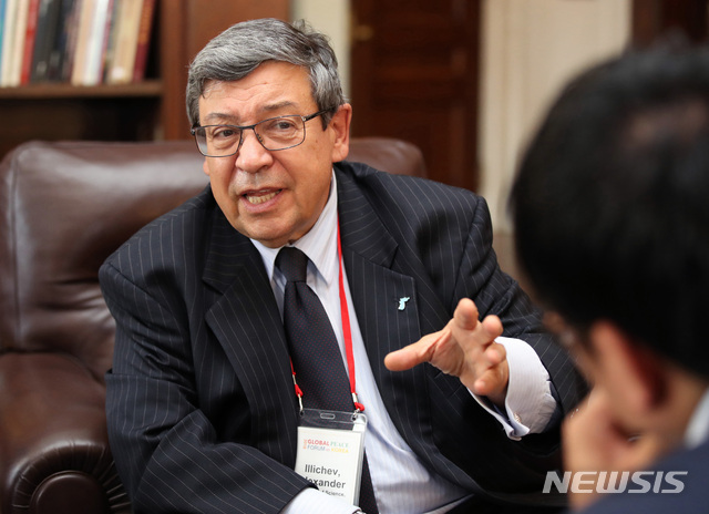 【뉴욕(미국)=뉴시스】 특별취재단 김진아 기자 = 30일(현지시각) 미국 뉴욕 컬럼비아대학에서 열린 ‘2018 국제 평화포럼 : 한반도의 평화와 번영’에서 알렉산더 일리체프 UN안보리 정무조정관이 특별취재단과 인터뷰를 하고 있다. 2018.10.01. bluesoda@newsis.com