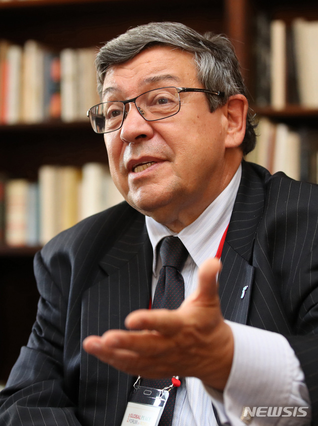 【뉴욕(미국)=뉴시스】 특별취재단 김진아 기자 = 30일(현지시각) 미국 뉴욕 컬럼비아대학에서 열린 ‘2018 국제 평화포럼 : 한반도의 평화와 번영’에서 알렉산더 일리체프 UN안보리 정무조정관이 특별취재단과 인터뷰를 하고 있다. 2018.10.01. bluesoda@newsis.com