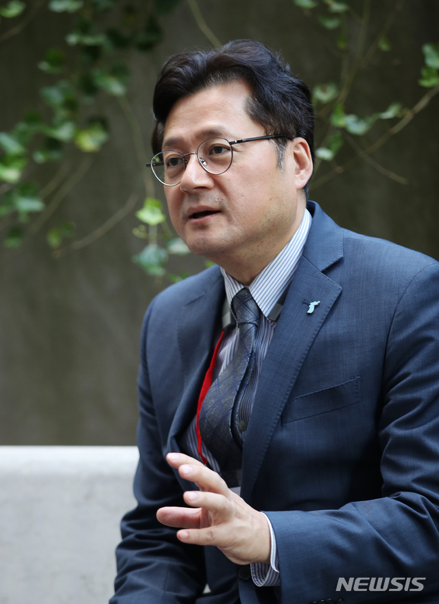 【뉴욕(미국)=뉴시스】 특별취재단 김진아 기자 = 30일(현지시각) 미국 뉴욕 컬럼비아대학에서 열린 ‘2018 국제 평평화포럼 : 한반도의 평화와 영’에서 홍익표 더불어민주당 의원이 특별취재단과 인터뷰를 하고 있다. 2018.10.01. bluesoda@newsis.com