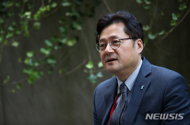 【뉴욕(미국)=뉴시스】 특별취재단 김진아 기자 = 30일(현지시각) 미국 뉴욕 컬럼비아대학에서 열린 ‘2018 국제 평화포럼 : 한반도의 평화와 번영’에서 홍익표 더불어민주당 의원이 특별취재단과 인터뷰를 하고 있다. 2018.10.01. bluesoda@newsis.com