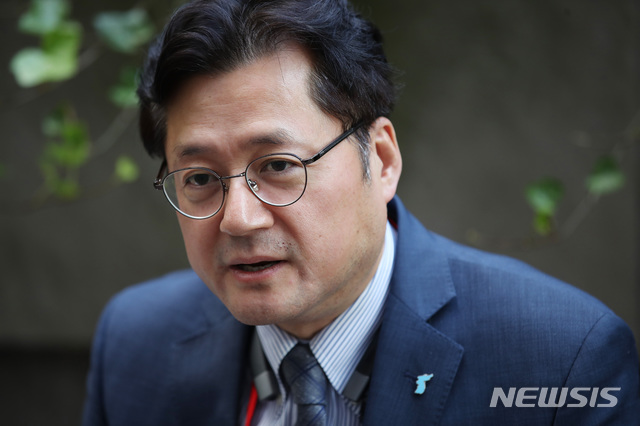 【뉴욕(미국)=뉴시스】 특별취재단 김진아 기자 = 30일(현지시각) 미국 뉴욕 컬럼비아대학에서 열린 ‘2018 국제 평화포럼 : 한반도의 평화와 번영’에서 홍익표 더불어민주당 의원이 특별취재단과 인터뷰를 하고 있다. 2018.10.01. bluesoda@newsis.com