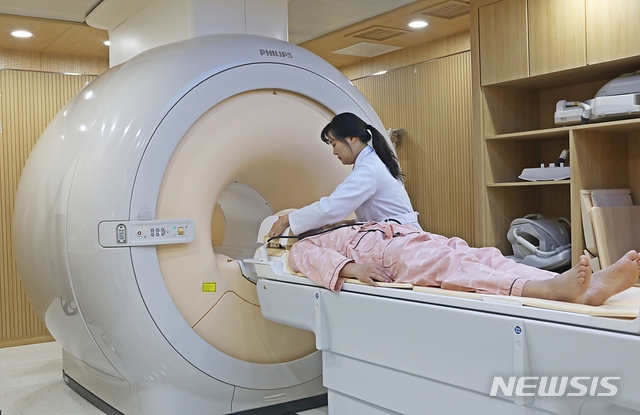 【세종=뉴시스】11월부터 타 선행검사 이후 자기공명영상(MRI) 검사로 복부·흉부 부위 정밀진단이 필요한 경우 건강보험이 적용돼 환자 부담이 3분의 1 수준이 된다. 사진은 MRI 촬영 모습으로 기사와 관련 없음. (사진=뉴시스DB) photo@newsis.com