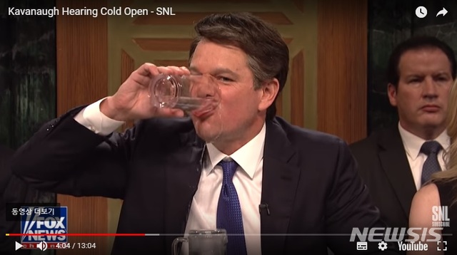 【서울=뉴시스】할리우드 액션 영화 '본' 시리즈로 잘 알려진 맷 데이먼이 미국 NBC 인기 코미디쇼 SNL(Saturday Night Live)에 출연해 성폭행 기도 의혹을 받고 있는 브렛 캐버노 연방대법관 지명자를 풍자했다. 사진은 SNL 유투브 캡처.