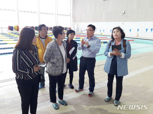 【시흥=뉴시스】 조성필 기자 = 시흥시의회 오인열 부의장을 비롯한 송미희, 홍원상, 이복희, 이금재 의원이 광주 남부대 시립국제수영장을 찾아 시설 관계자에게 다기능 자동수심조절장치 운영현황에 대한 이야기를 듣고 있다. 2018.10.01 (사진=시흥시의회 제공) photo@newsis.com