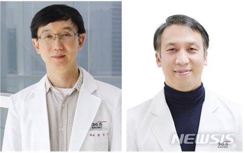 【대구=뉴시스】김덕용 기자 = 칠곡경북대병원은 대장암센터 연구팀이 '직장 문합 보호용 튜브 장치'를 개발해 미국, 대만에서 특허를 취득했다. 사진 왼쪽부터 최규석, 박준석 칠곡경북대병원 대장암센터 교수 2018. 10. 01.(사진=칠곡경북대병원 제공) photo@newsis.com