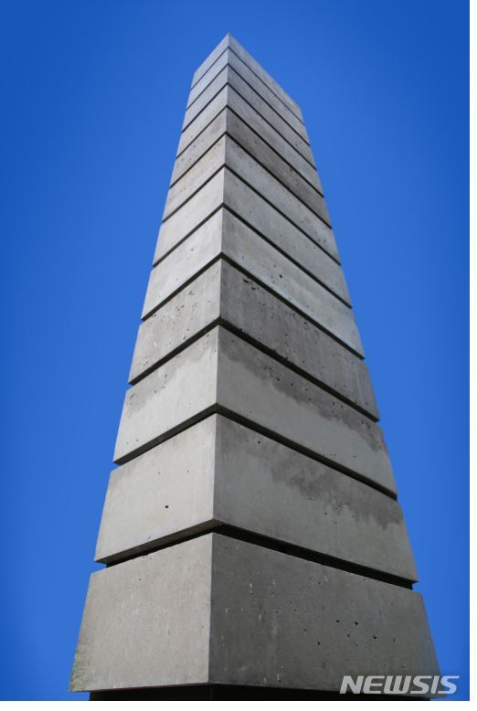 【서울=뉴시스】이정섭,탑 Tab 2018 콘크리트, 철근 concrete, metal 520x40x90cm