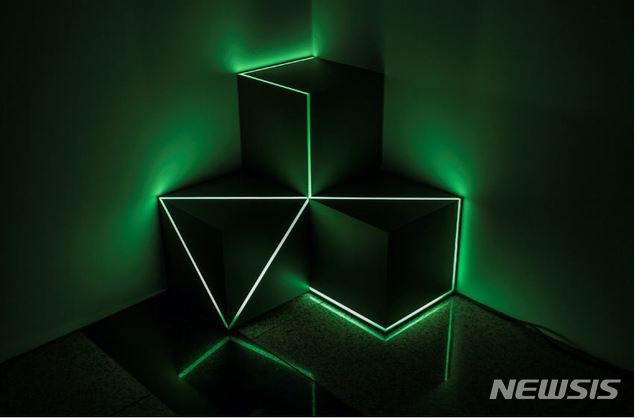 【서울=뉴시스】 최은혜 Light Collage2016 플랙시라스, 페인트, LED plexiglas, paint, LED 60x60x60cm
