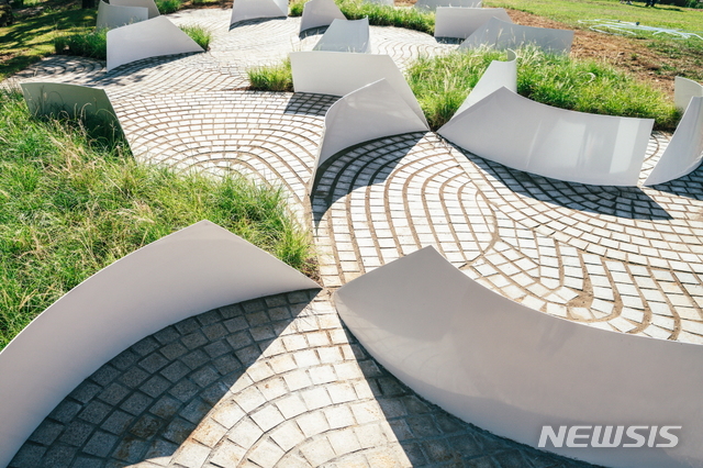 나성진 작가의Individual Picnic(개인의 피크닉).jpg