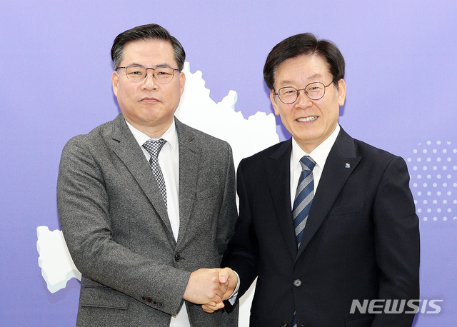 【수원=뉴시스】김경호 기자= 1일 제8대 경기관광공사 사장에 공식 취임한 유동규(왼쪽) 사장이 이재명(오른쪽) 경기도지사와 악수를 나누고 있다.