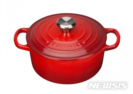 【서울=뉴시스】프랑스 주방용품 르크루제의 대표적인 무쇠 주물 냄비 제품 '시그니처 컬렉션'. 2018.10.01 (사진=르크루제 제공) photo@newsis.com