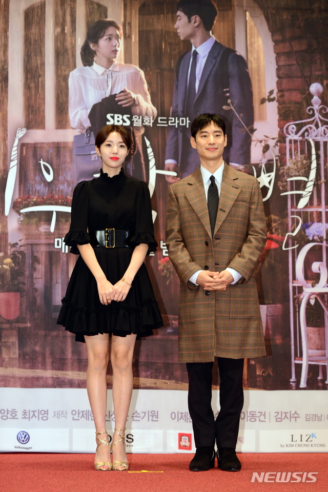 채수빈(왼쪽), 이제훈