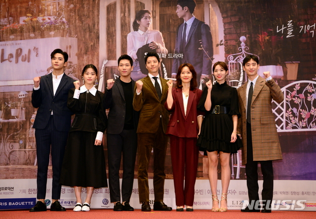 왼쪽부터 로운, 이수경, 김경남, 이동건, 김지수, 채수빈, 이제훈