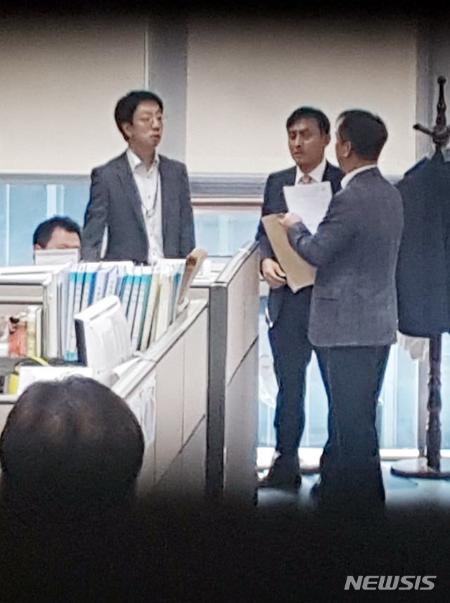 【서울=뉴시스】 박영태 기자 = 검찰이 1일 오전 신규택지 자료 유출 논란을 빚은 더불어민주당 신창현 의원의 국회의원회관 사무실을 압수수색하고 있다. 2018.10.01. since1999@newsis.com