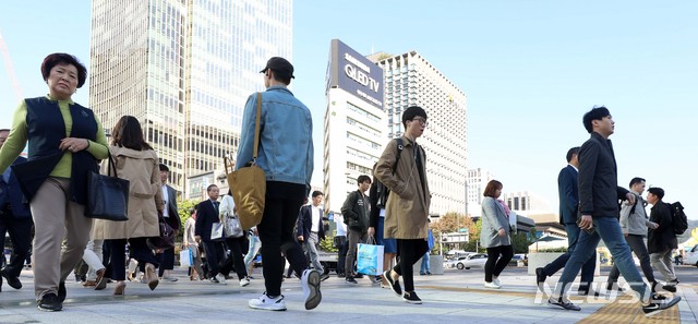 【서울=뉴시스】김선웅 기자 = 쌀쌀한 날씨를 보인 1일 오전 서울 종로구 세종로사거리에서 가을옷을 입은 시민들이 출근을 서두르고 있다. 2018.10.01. mangusta@newsis.com